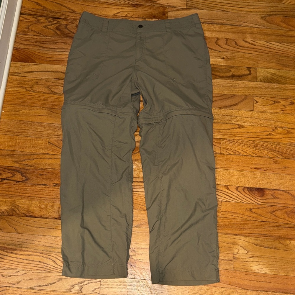 Columbia Titanium women’s Khaki hiking Pants w zip offs. Size 14